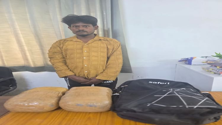 Raipur News: रायपुर में गांजा बेचने के फिराक में था तस्कर, पुलिस ने रंगे हाथ अंतर्राज्यीय आरोपी को दबोचा