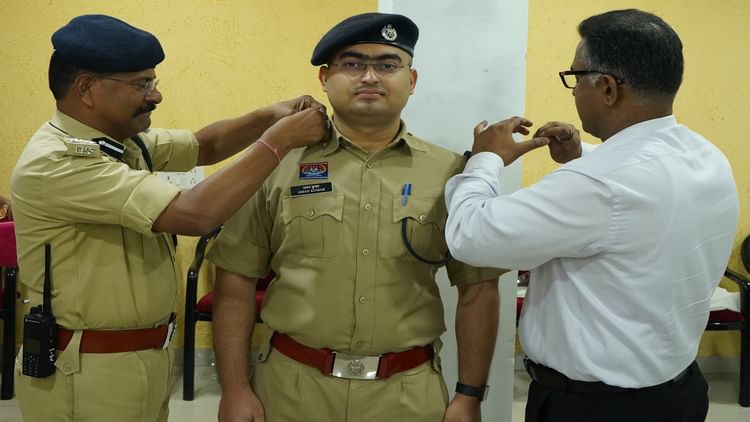 Raipur News: आईजी ने पुलिस अफसरों की ली बैठक, पदोन्नत अधिकारियों के कंधे पर लगाया अशोक स्तंभ