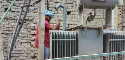 Kanpur Faults occurred in areas connected to 20 substation power was cut off for hours people created a ruckus