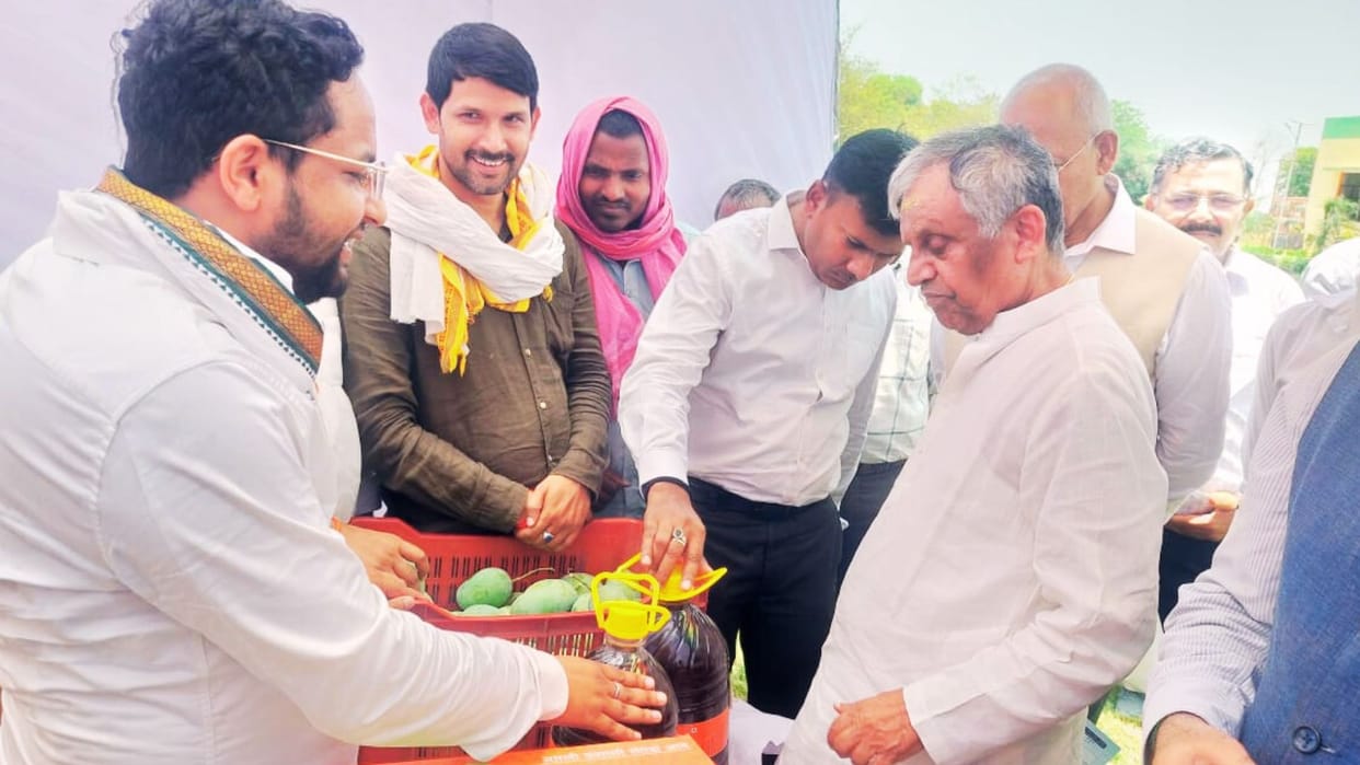 Varanasi News Minister of State for Agriculture planted mango and vermillion saplings talked to farmers