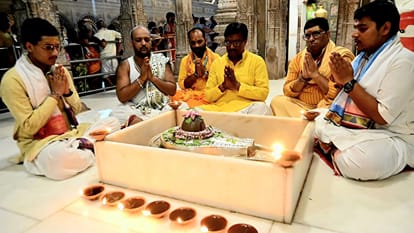काशी विश्वनाथ धाम में पूजन करते पुरोहित।