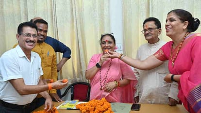 केंद्रीय विद्यालय खुलने की खुशी में विधानसभा अध्यक्ष से मिले क्षेत्रवासी