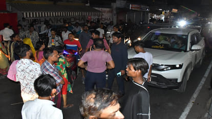Kanpur: People came out on the road due to power outage for 24 hours