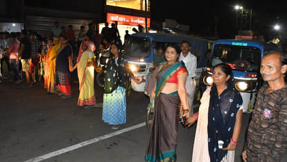 Kanpur: People came out on the road due to power outage for 24 hours