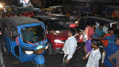 Kanpur: People came out on the road due to power outage for 24 hours