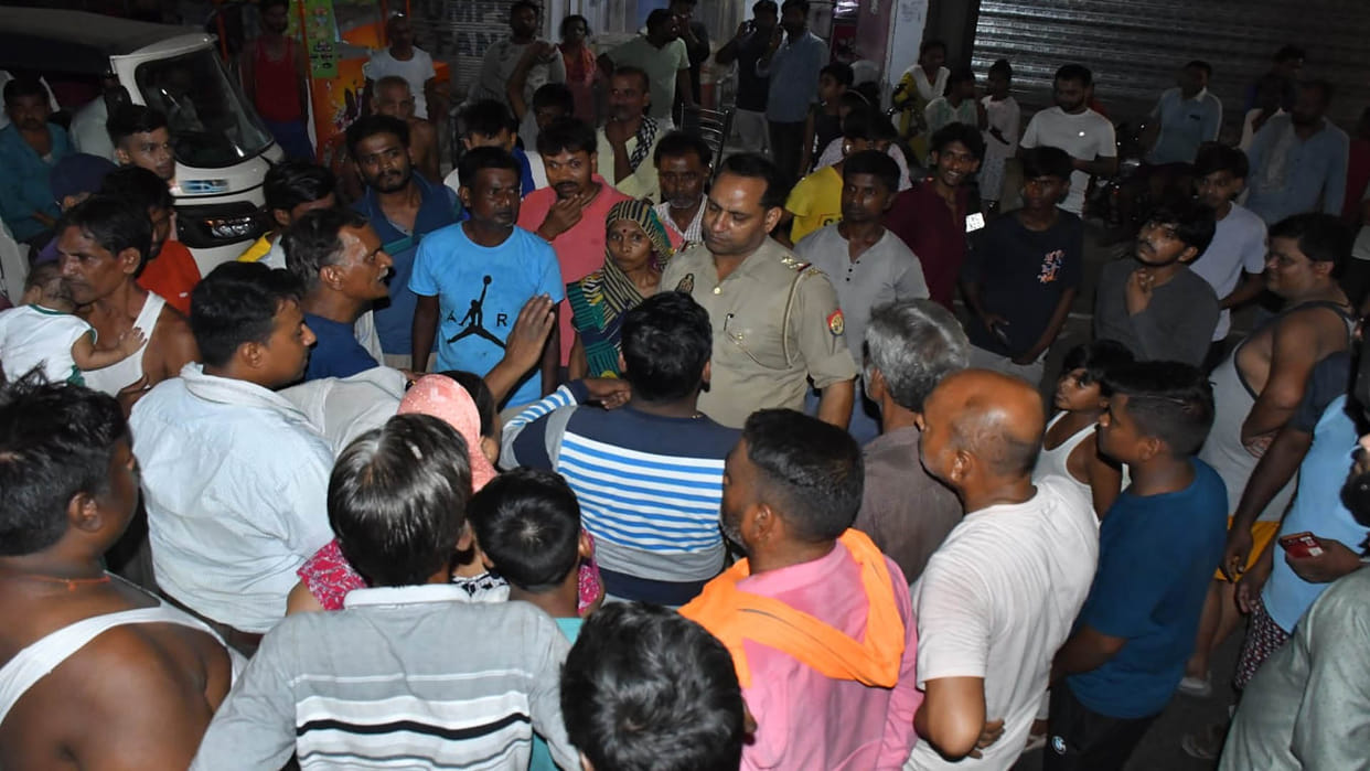 Kanpur: People came out on the road due to power outage for 24 hours