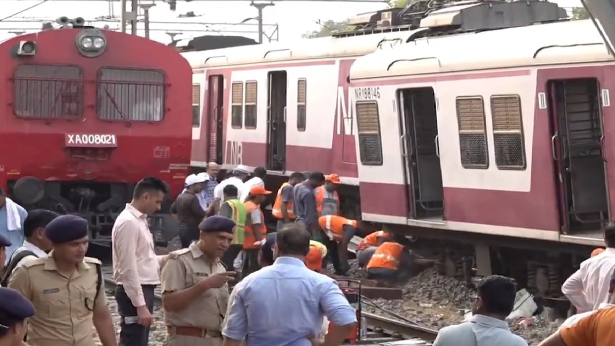 Nizamuddin Ghaziabad EMU derailed near Shivaji Bridge in Delhi