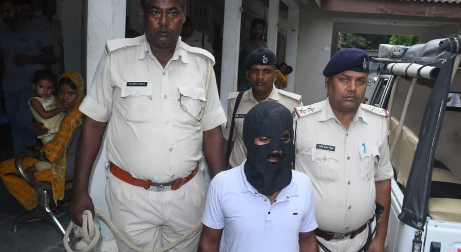पुलिस की गिरफ्त में आरोपी