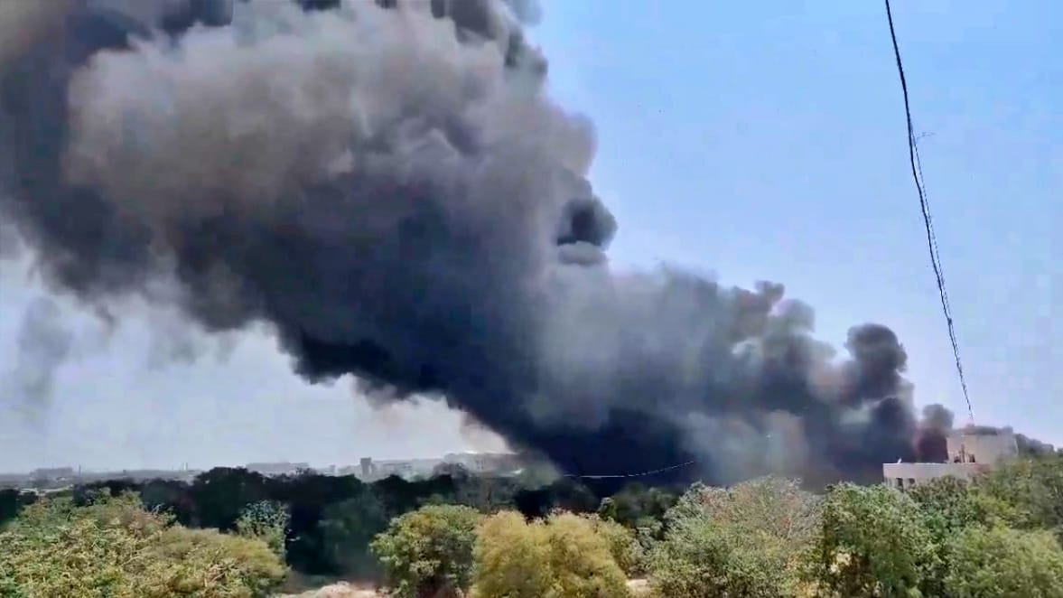 Plane collides with aircraft parked at US airport, massive fire breaks out, rescue work intensified