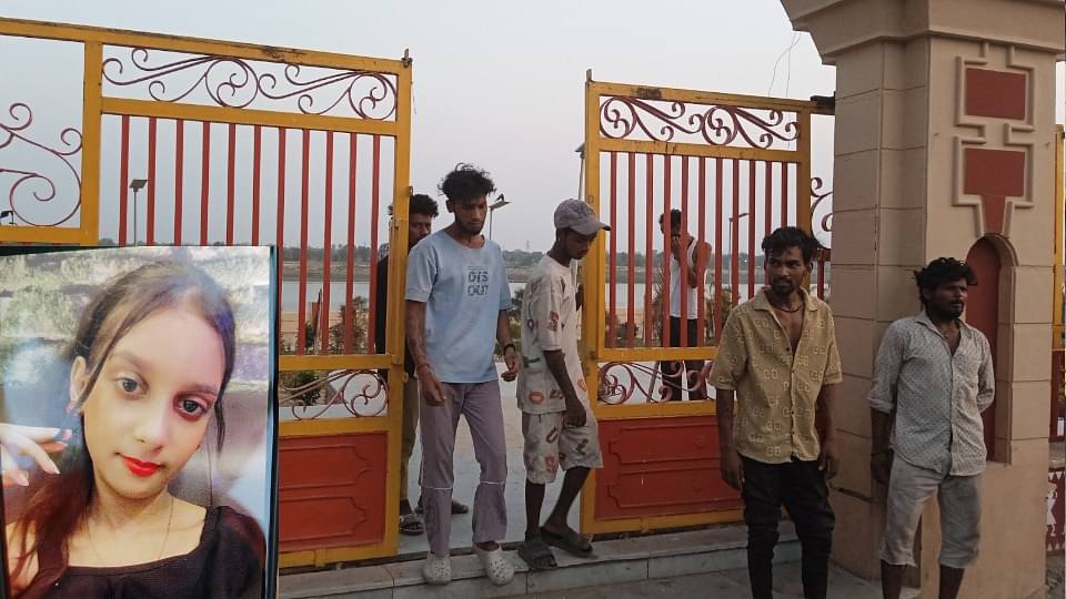 Girl student died after main gate of Yamuna Bank Park fell on her head in Prayagraj see photos
