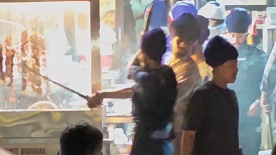 Hooliganism in Jalandhar Shop vandalized Nihang created ruckus Video