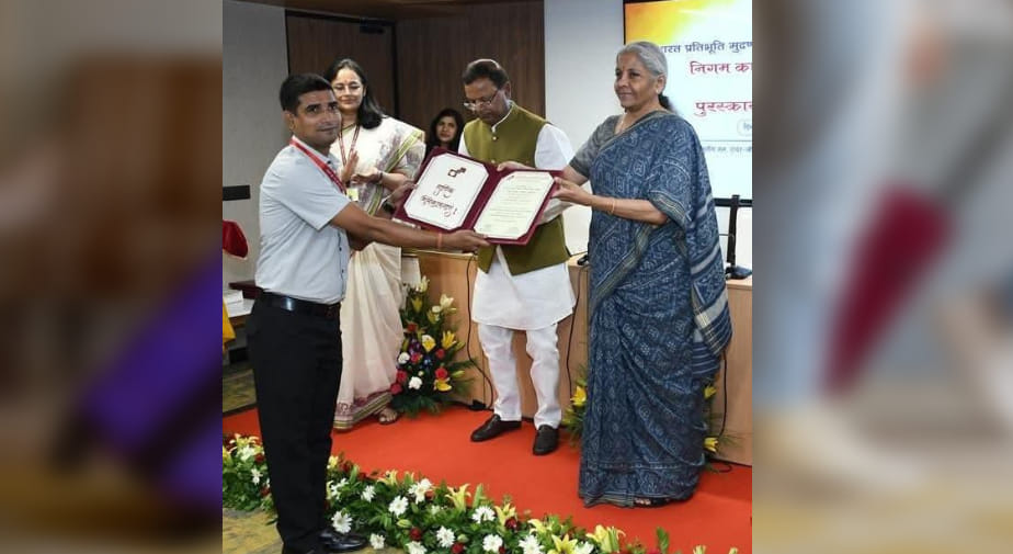 Bihar: Finance Minister honored Rajiv Kumar Chandravanshi for his excellent work