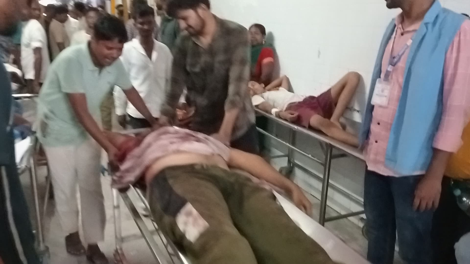 रोते बिलखते परिजन