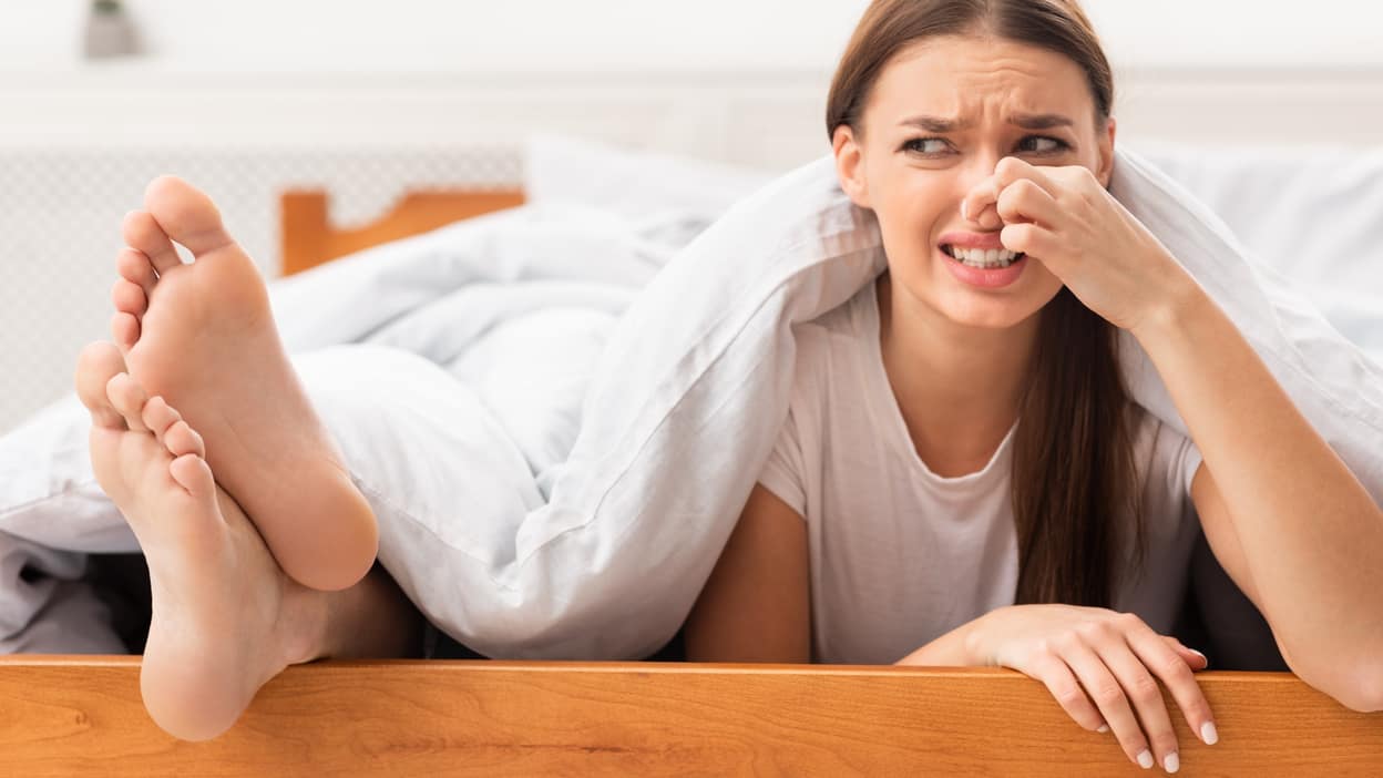 How To Get Rid Of Odor In Socks In Hindi Remedies For Foot Odor - Amar  Ujala Hindi News Live - Remedies For Foot Odor:पैरों की बदबू से परेशान? ये  उपाय अपनाएं