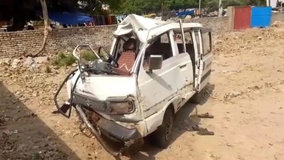 Road Accident news truck dragged van stuck behind it for 6 km After collision in Agra