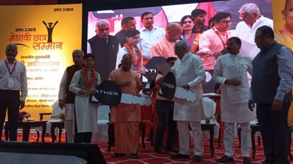 Topperstudents of UP Board were honored and rewarded by CM Yogi, Topper Student Felicitation Ceremony