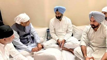 सुखदेव सिंह ढींढसा के निधन पर शोक जताने पहुंचे थे रूपाणी।