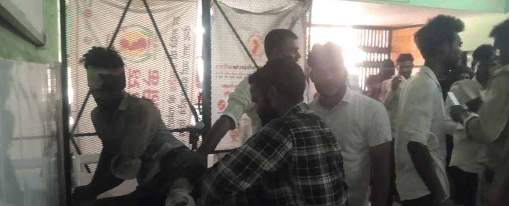 Sitapur: Dumper hits e-rickshaw, old man and girl die, two others injured.
