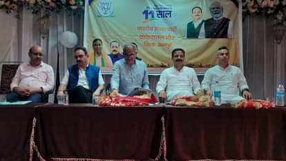 उधमपुर में पेशेवरों के साथ संवाद करते हुए पूर्व डिप्टी सीएम कविंदर गुप्ता व अन्य