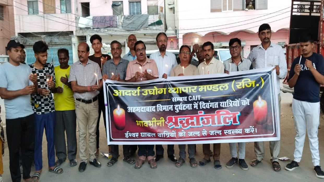 Kanpur: Traders paid tribute to the victims of the plane crash, took out a candle march
