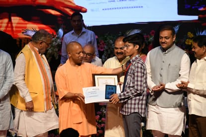 Chief Minister Yogi Adityanath honored the meritorious students in Lok Bhavan.