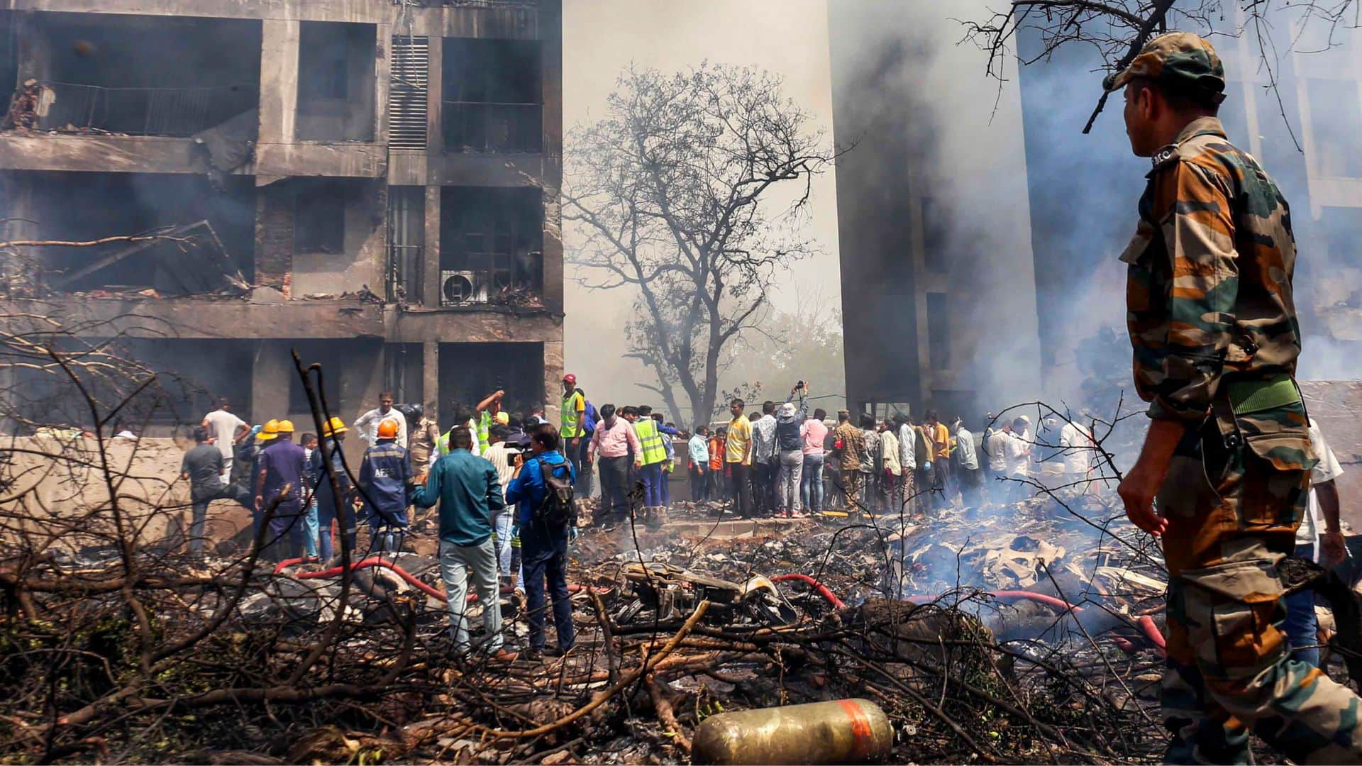 People were shocked to see the injured and dead bodies in Ahmedabad Plane Crash, see pictures of accident