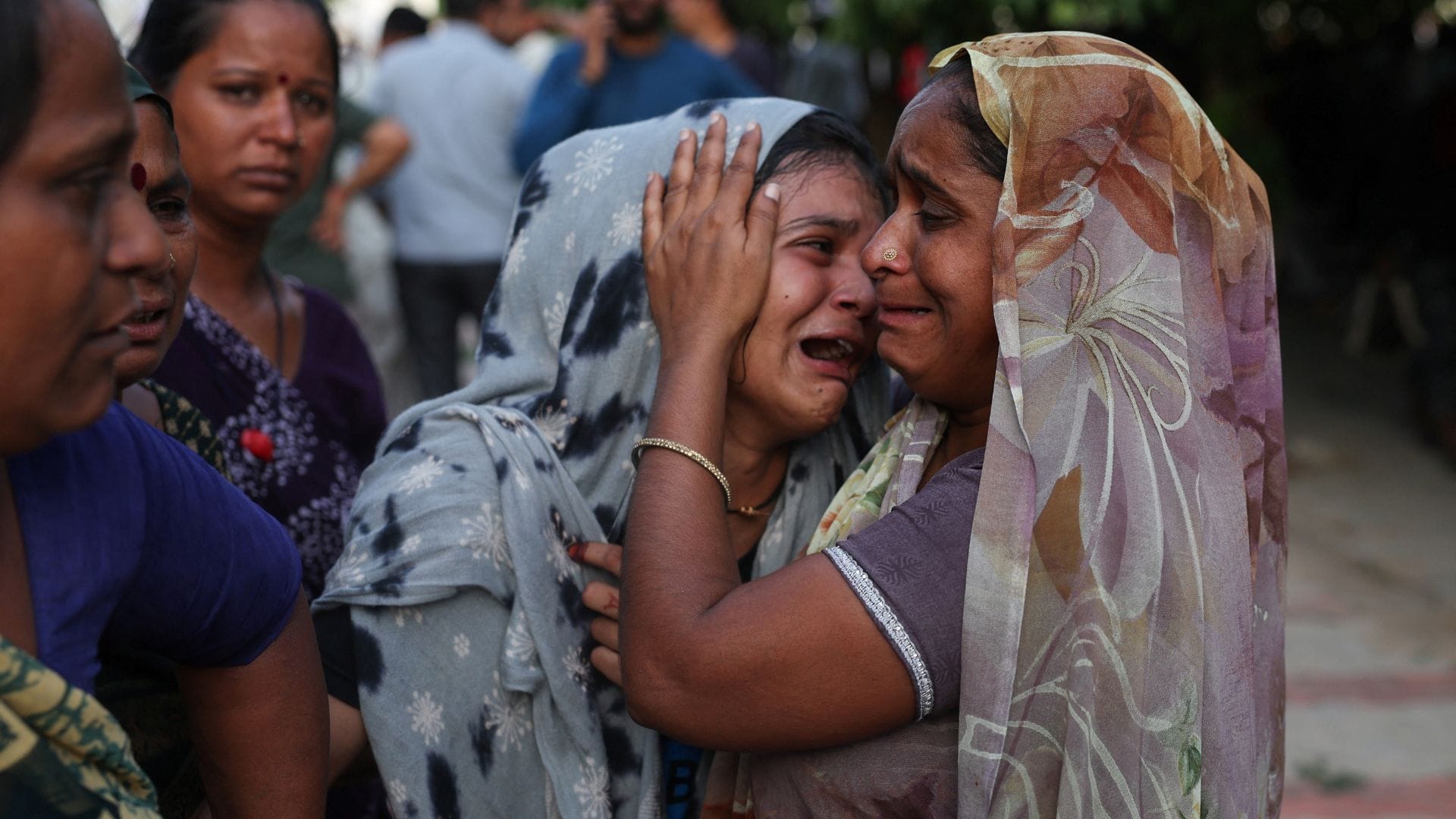 People were shocked to see the injured and dead bodies in Ahmedabad Plane Crash, see pictures of accident