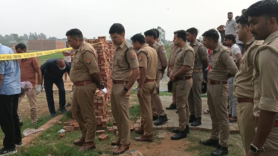 Man shot his wife in head and killed her in front of his daughters in Moradabad