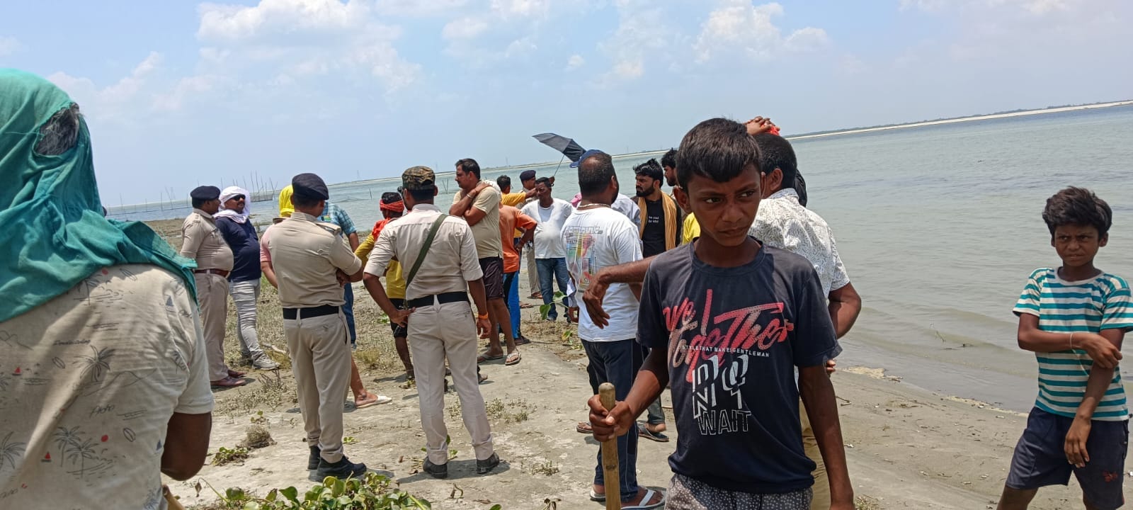 घटना के बाद लगी भीड़।