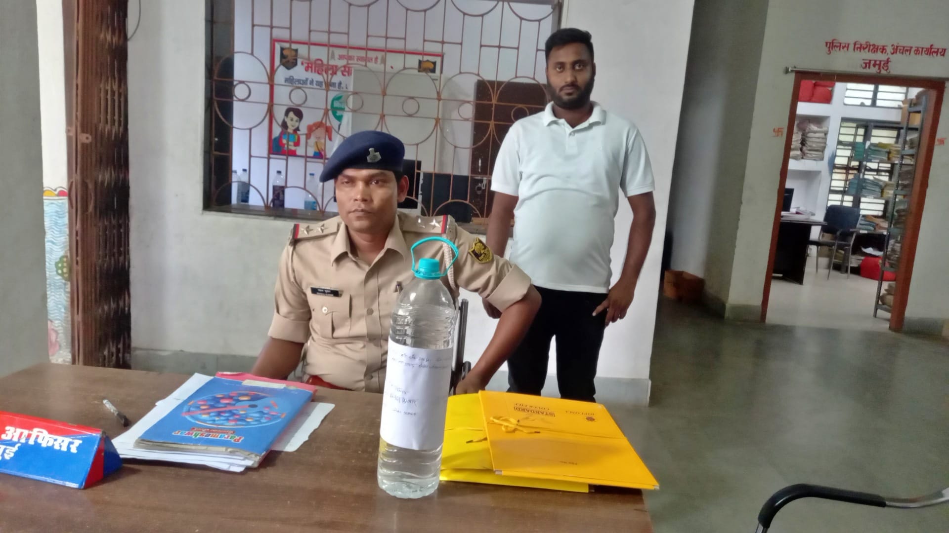 पुलिस ने जब्त की बोतल में भरी शराब