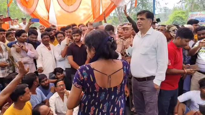 Electricity crisis Protest outside NTPC for five hours supply problem for 15 days Officers gave assurance