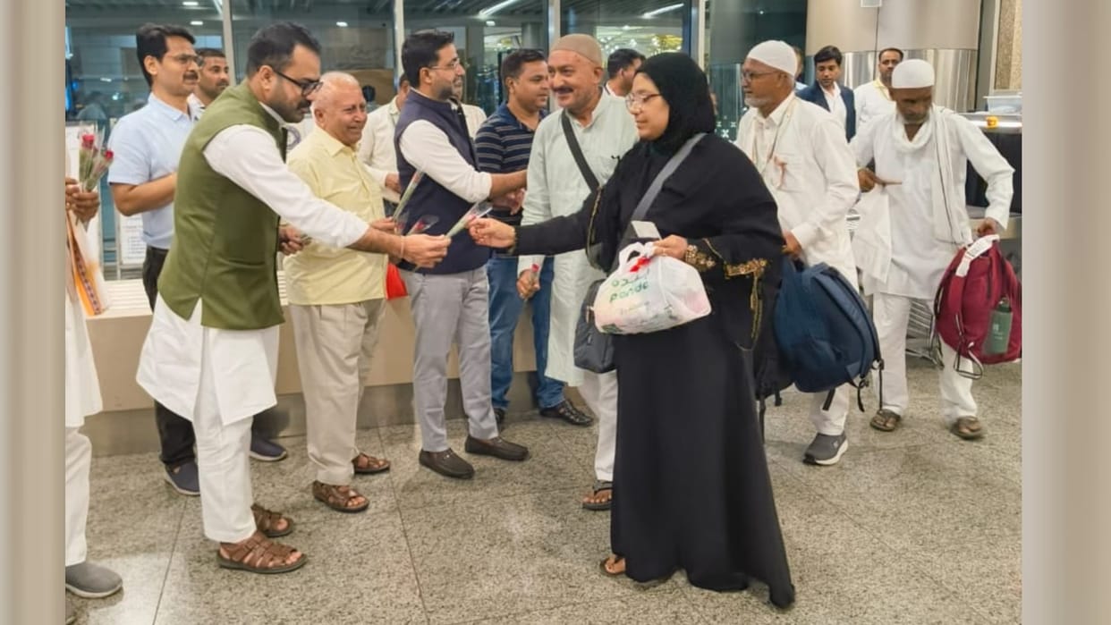 UP: 287 Hajis returned to their homeland on the first flight after completing Hajj