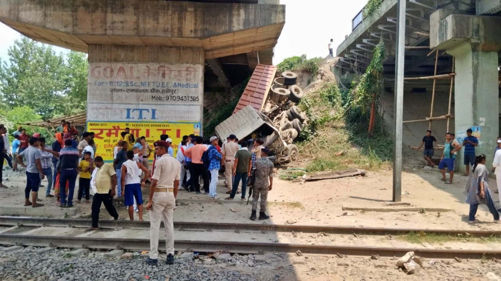 Hajipur News: Uncontrolled truck fell down from railway overbridge, seriously injured driver referred to Patna