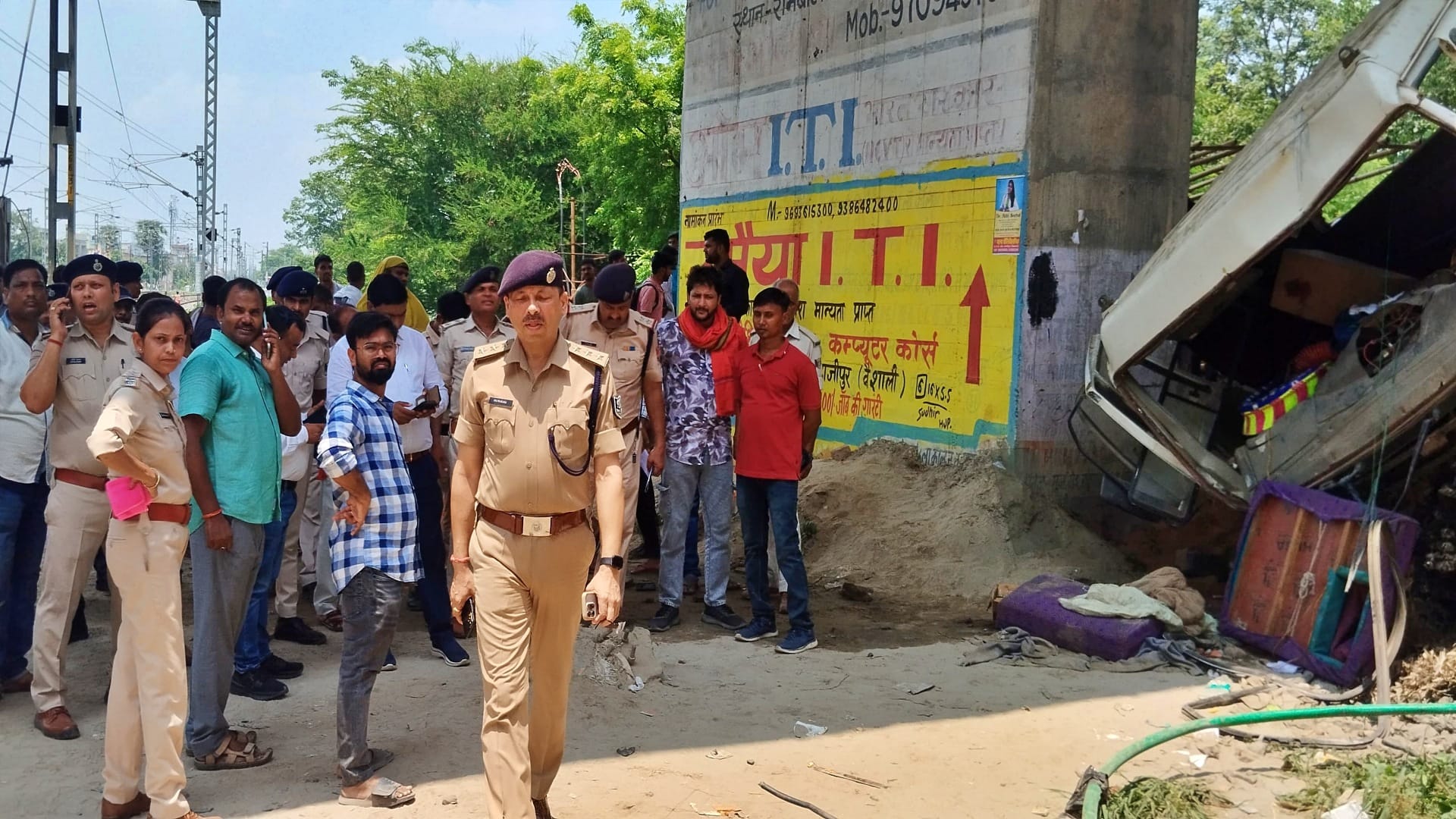 Hajipur News: Uncontrolled truck fell down from railway overbridge, seriously injured driver referred to Patna