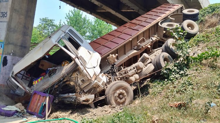 Bihar News: रेलवे ओवरब्रिज से नीचे गिरकर बेकाबू ट्रक हुआ क्षतिग्रस्त, गंभीर घायल चालक पटना रेफर; मची अफरातफरी
