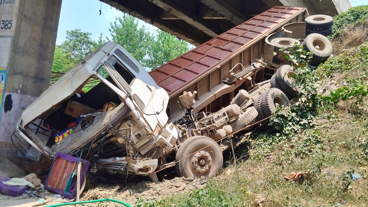 Hajipur News: Uncontrolled truck fell down from railway overbridge, seriously injured driver referred to Patna