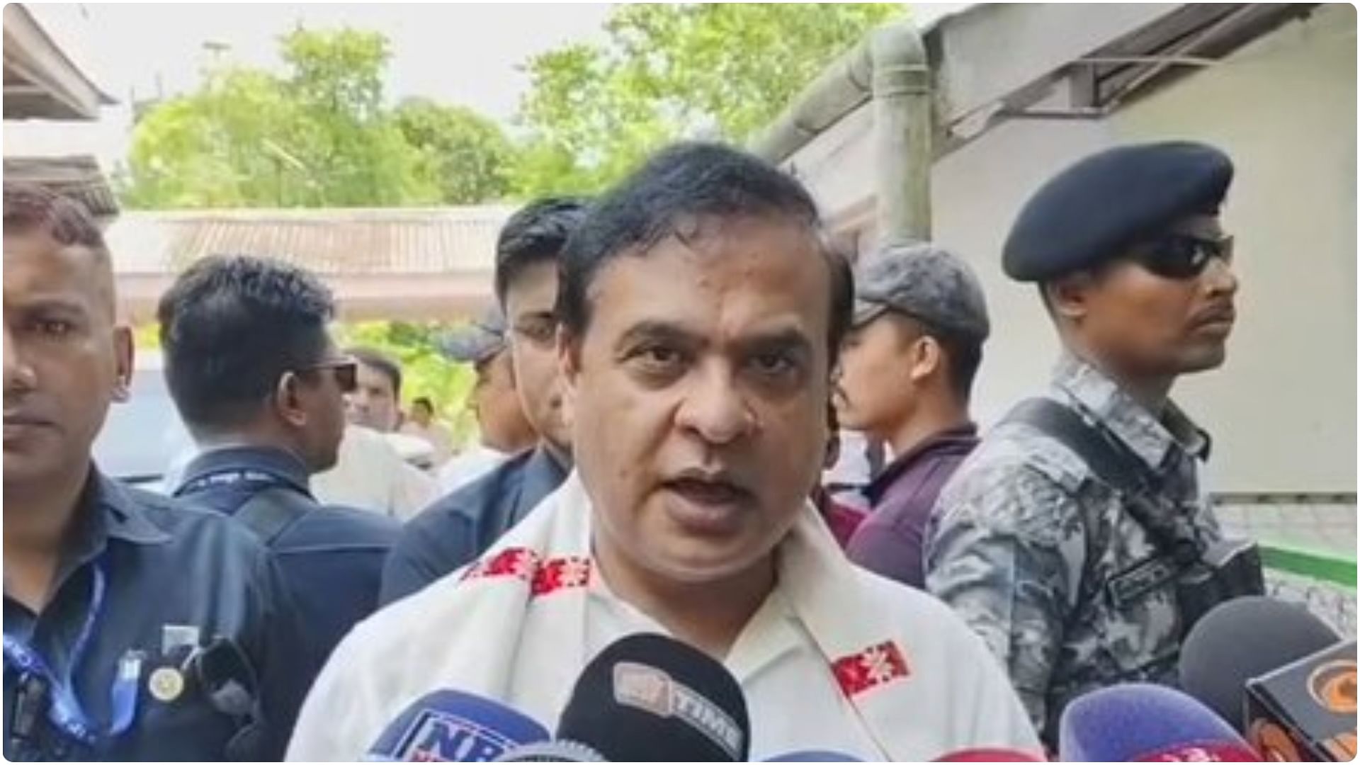 Assam: धुबरी में पत्थरबाजों को देखते ही गोली मारने के आदेश, सरमा बोले- जरूरत पड़ी तो मंदिर की करूंगा पहरेदारी