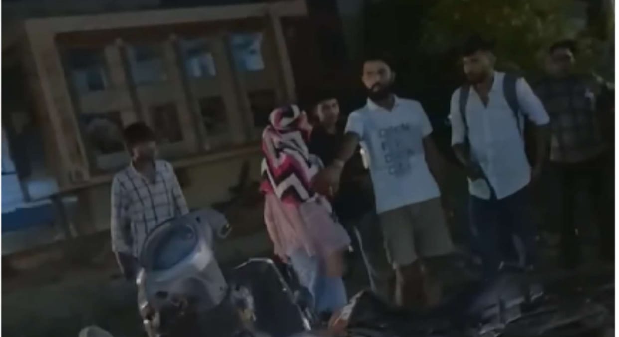 girlfriend boyfriend fight jaipur road viral video