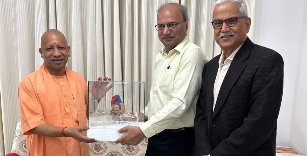 Kanpur CM Yogi was shown the 3D model of the first artificial heart got assurance of all possible help