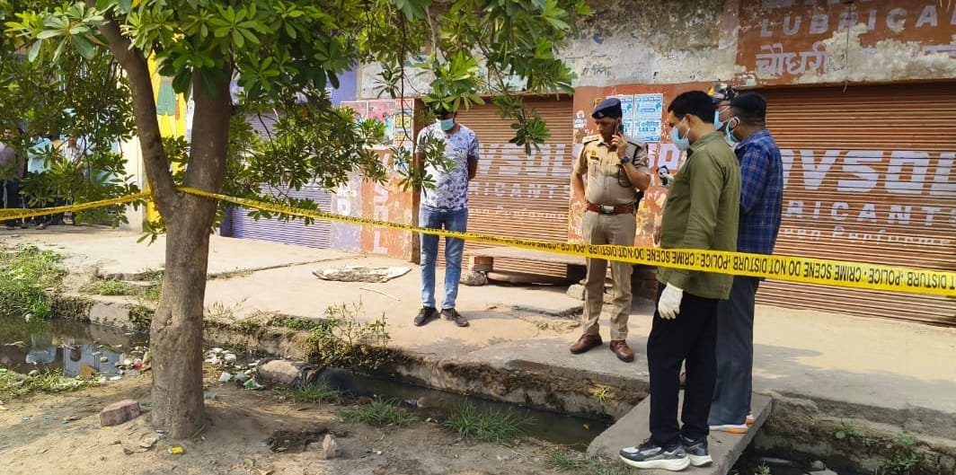 Etawah A rotten body was found in the drain it could not be identified police said body looks a few days old