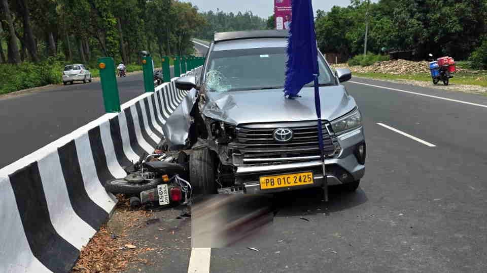 Accident on Paonta Road, fierce collision between taxi and bike near Aduwala, one youth died, child injured
