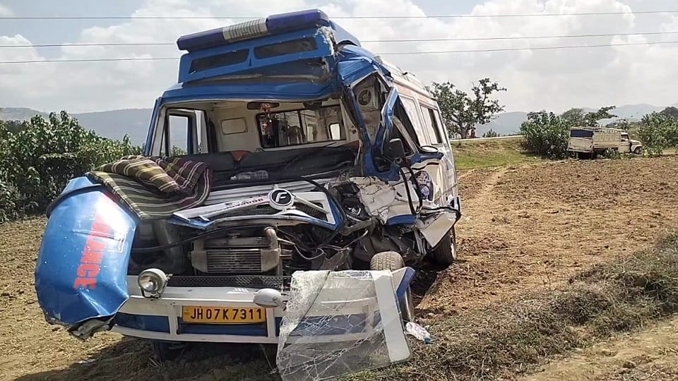 speeding ambulance hit a parked pickup one died in the accident driver and the patient were injured in Jashpur