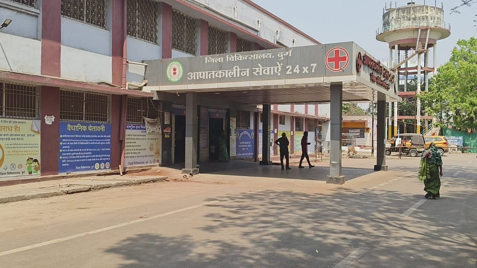 महिला के चेहरे पर फेंका गर्म तेल