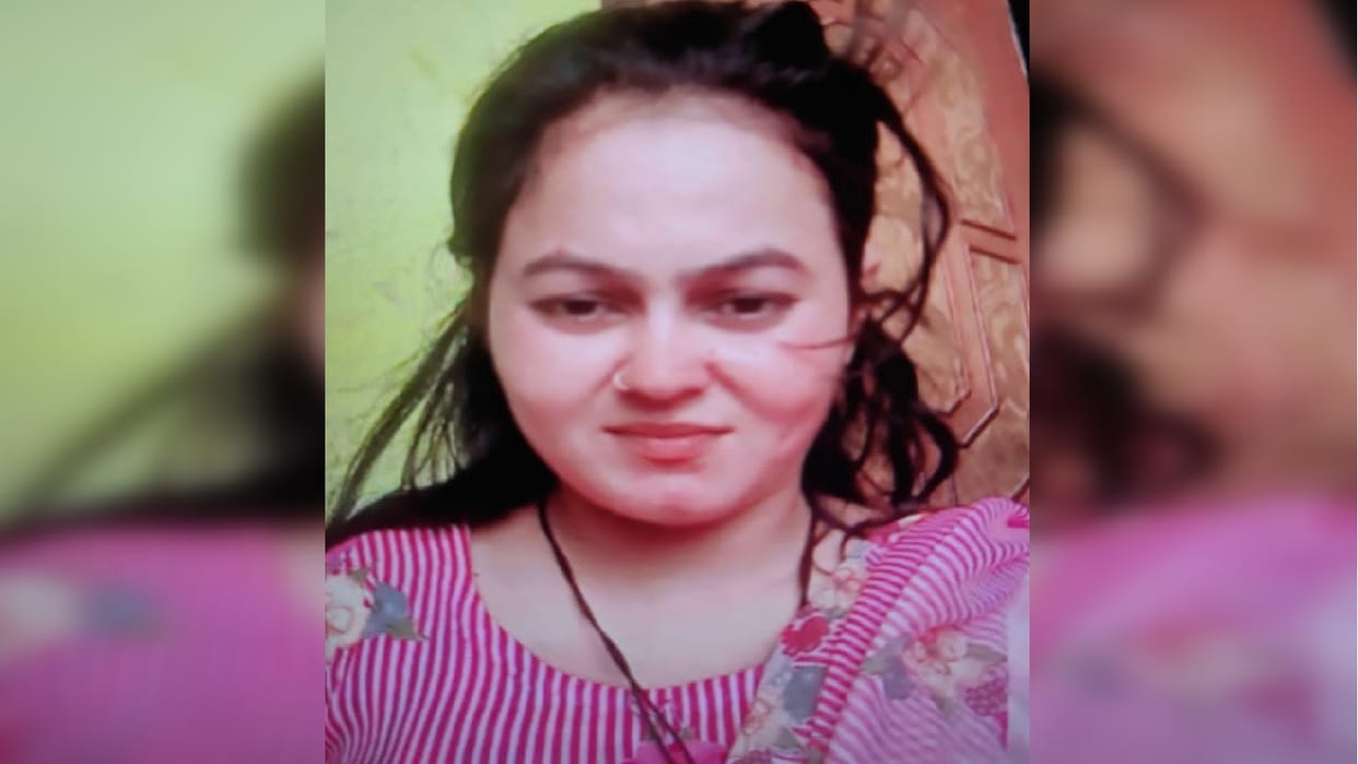 Man shot his wife in head and killed her in front of his daughters in Moradabad