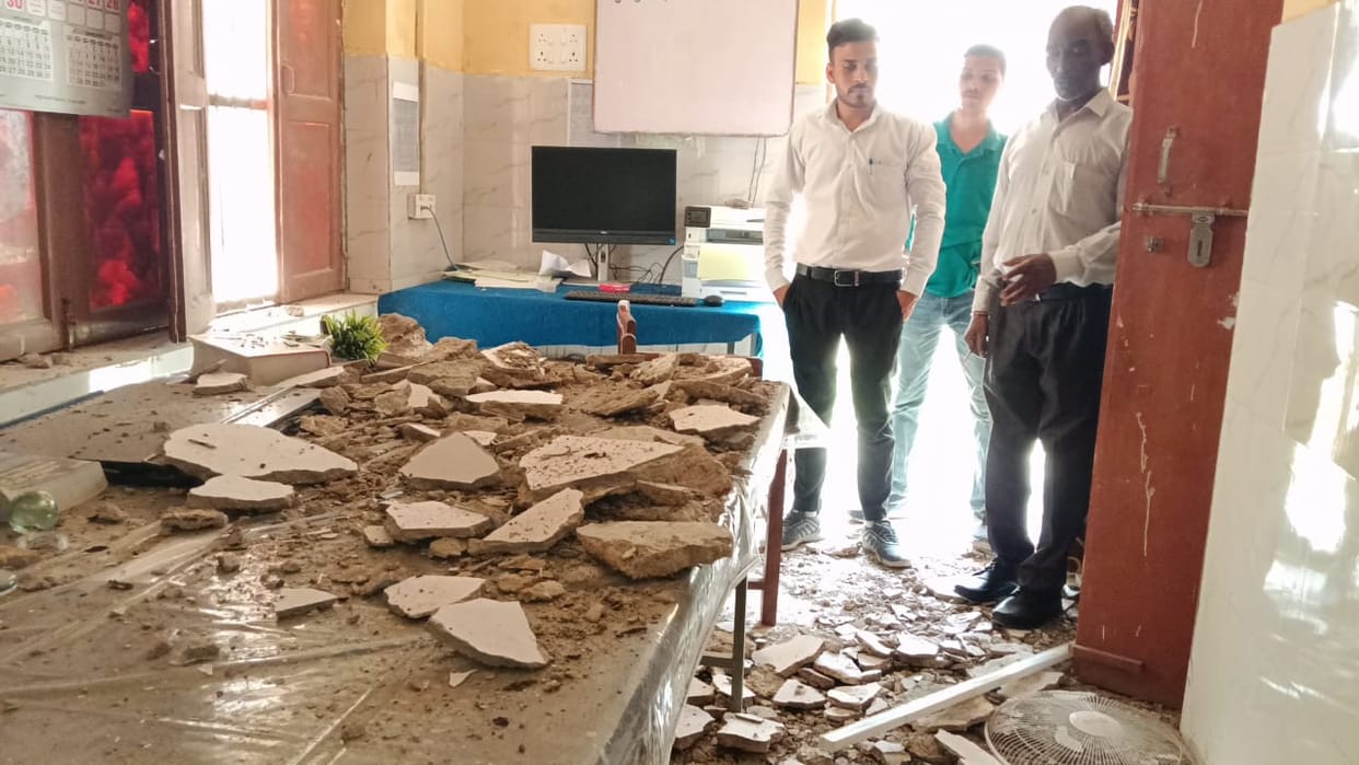 Accident in Chhata Tehsil of Mathura: The roof of the judicial officer's chamber collapsed