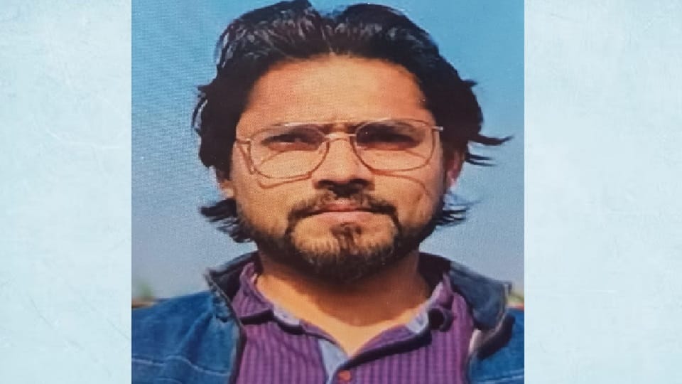 Gajraula News: Bike rider carpenter dies in collision with truck, cousin injured