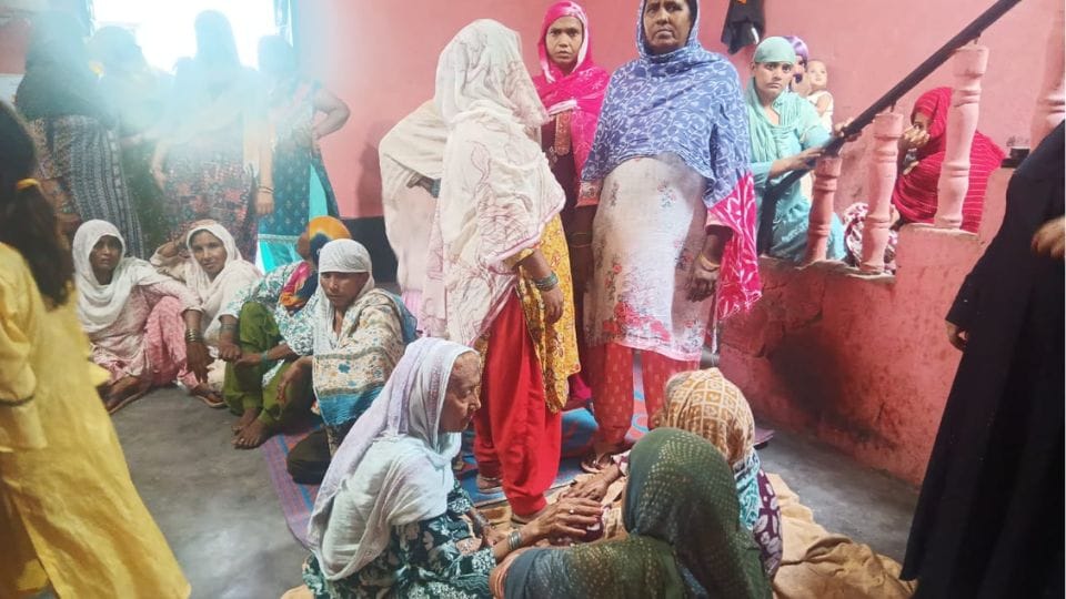 One killed and six injured in a road accident in Hapur