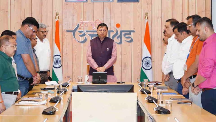 Ahmedabad Plane Crash: सीएम धामी ने बैठक के दौरान मौन रखकर दी दिवंगत आत्माओं को श्रद्धांजलि