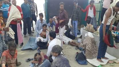 संगम के पास मैजिक पलटने से श्रद्धालु घायल।