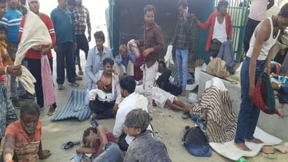 संगम के पास मैजिक पलटने से श्रद्धालु घायल।